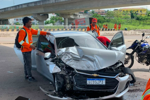 Motorista perde controle e bate carro contra viaduto no Japiim