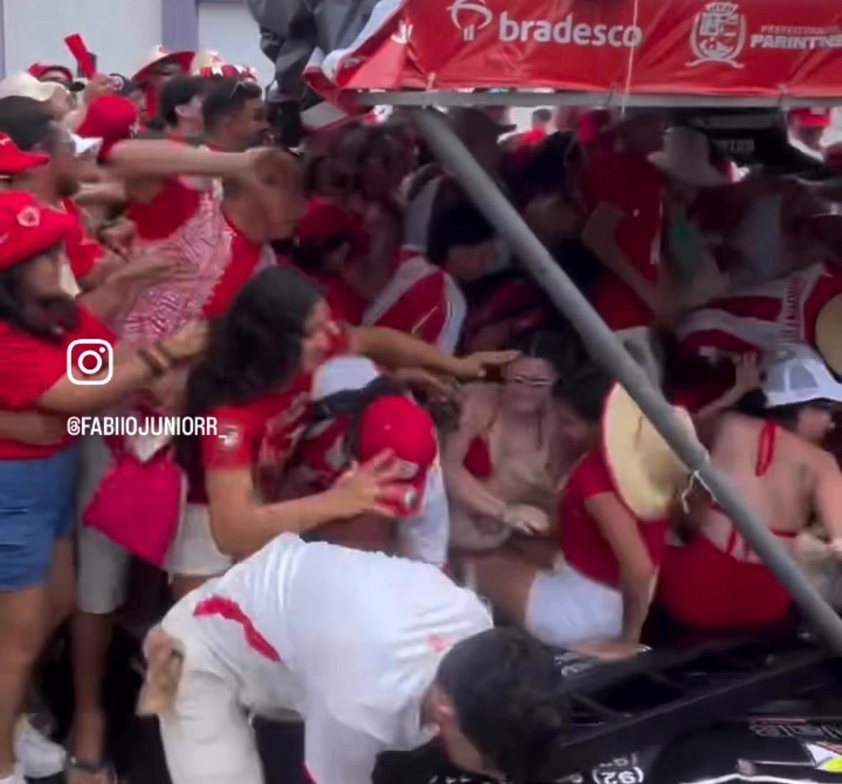 Vídeo registra tumulto durante abertura de portões para a galera do Garantido no Bumbódromo