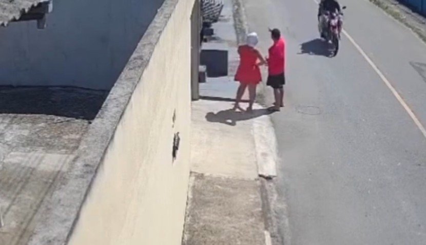 Criminoso finge pedir água para assaltar moradora no Santa Etelvina em Manaus