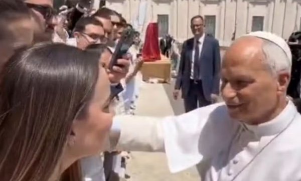 Casal amazonense recebe bênção do papa Leão durante visita ao Vaticano; vídeo
