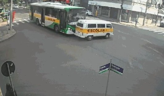 Acidente entre ônibus e van escolar deixa sete crianças feridas no RS; vídeo