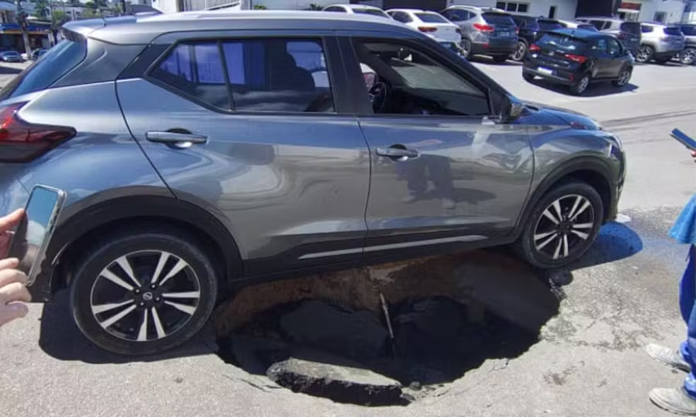 Vazamento da Águas de Manaus abre cratera em rua e engole carro no Vieiralves