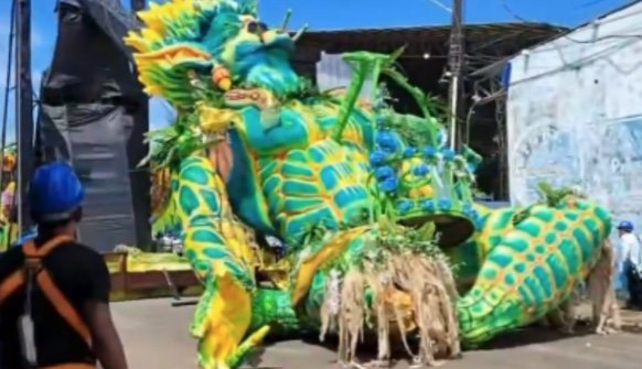 Alegoria do Boi Caprichoso desmorona durante translado; diretoria se manifesta