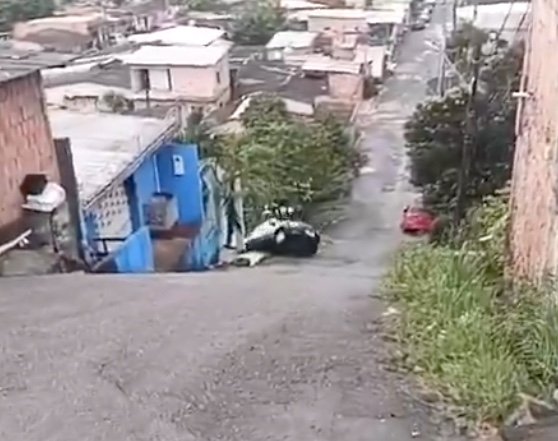 Carro perde força e desce ladeira de ré em Manaus; vídeo viraliza