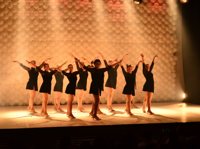 Espetáculo "Eu Danço" reúne bailarinos de 3 a 60 anos em apresentação neste domingo