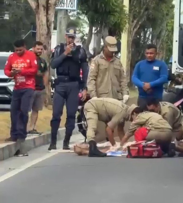 Motociclista é lançado para baixo de caminhão durante acidente no Tarumã