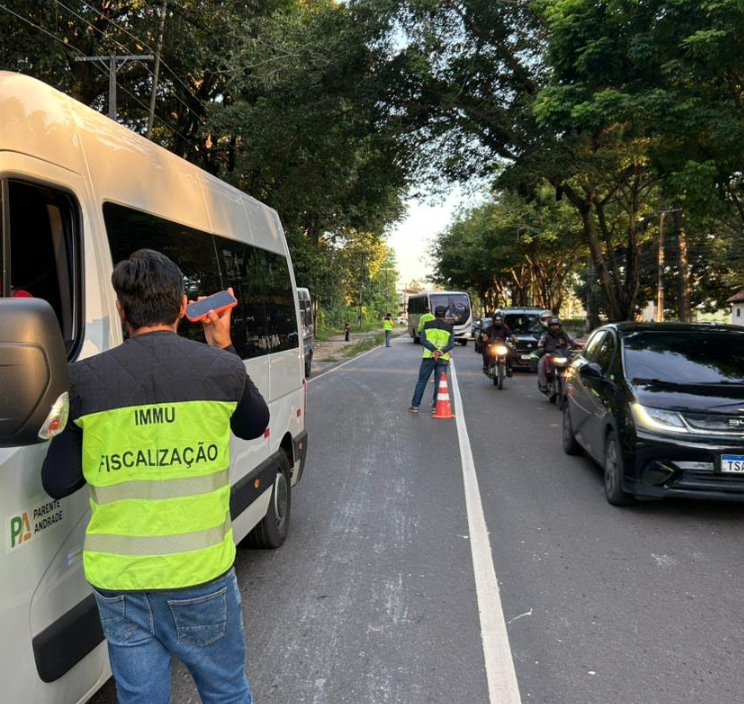 Blitz na Zona Leste de Manaus flagra micro-ônibus com falha mecânica grave e veículos irregulares