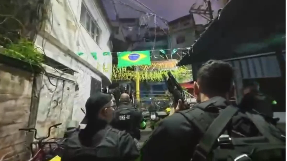 Bala perdida atinge passageiro de ônibus durante operação contra o CV no Morro Dona Marta