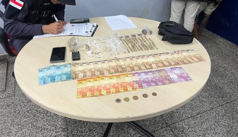 Homem tenta fugir da Força Tática, mas acabe preso com drogas e dinheiro no Tarumã