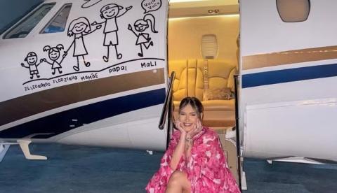 Virginia Fonseca pousa com jato em Manaus durante viagem internacional