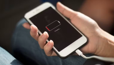 Carregador na tomada ou no celular primeiro? Especialistas revelam a ordem certa para proteger a bateria
