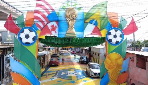 Rua Santa Isabel inaugura decoração da Copa com temática do Festival de Parintins