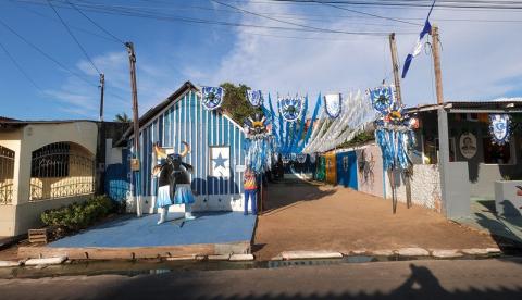 Famílias de Parintins enfeitam as ruas para receber o tradicional "Boi de Rua" do Caprichoso neste sábado