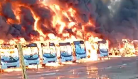 Mega incêndio destrói frota de 27 ônibus em Belo Horizonte