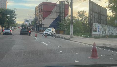 Carro capota durante acidente na Av. Djalma Batista nesta sexta-feira