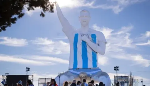 Maior o mundo: Argentina ganha estátua de Messi com altura de prédio de 8 andares