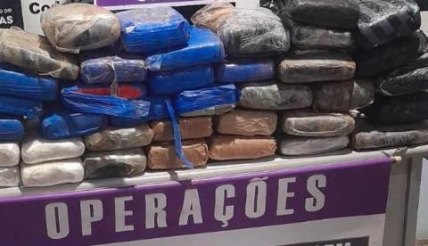 Polícia intercepta ferry boat e apreende 49 tabletes de skunk mo Amazonas