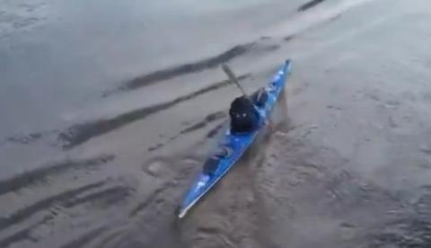 Torcedor do Caprichoso viaja de caiaque de Manaus para assistir ao Festival de Parintins