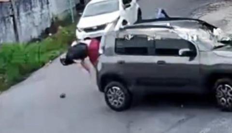Câmeras flagram acidente grave entre carro e moto no Tancredo Neves