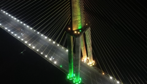 Ponte Rio Negro ganha iluminação verde e amarela em dias de jogos da Seleção