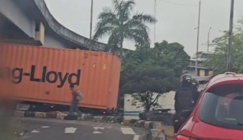 Acidente com carreta na Rotatória do Coroado trava trânsito em avenidas adjacentes
