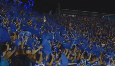 Caprichoso: batida de leques da torcida embala evolução de Valentina Cid