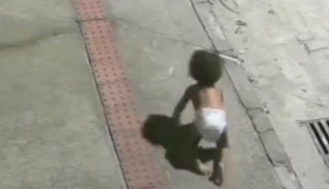 Bebê é encontrada engatinhando sozinha em avenida no Espírito Santo; vídeo