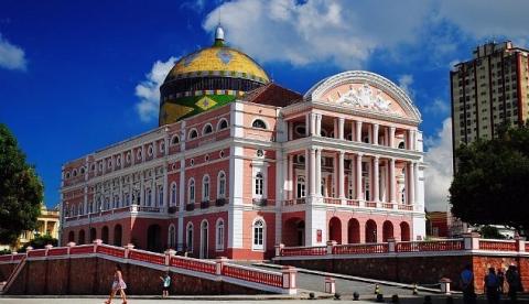 Cartão-postal de Manaus, Teatro Amazonas ganha iluminação especial em ato diplomático