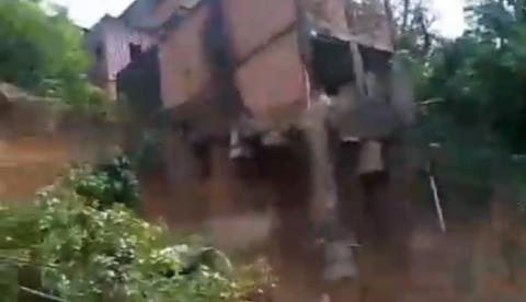 Casa de dois andares desaba após barranco ceder no Mauazinho