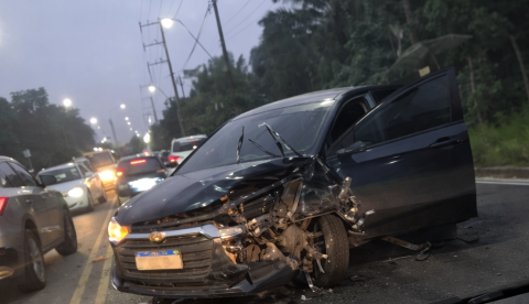 Acidente entre carros durante forte neblina deixa ferido e trânsito caótico no Tarumã
