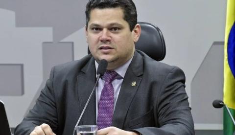 Vídeo mostra presidente do Senado aproveitando Festival de Parintins; veja