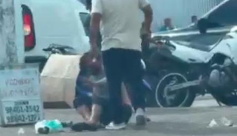 Morador de rua é agredido com chutes e socos no Centro de Manaus; vídeo