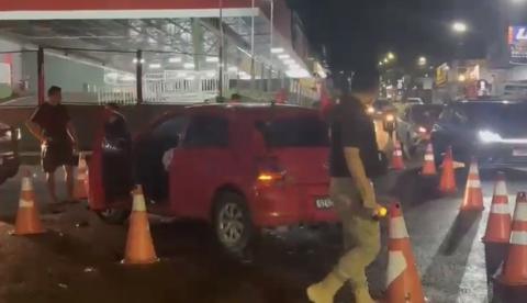 Motociclista é arremessado por cima de carro em acidente em Manaus