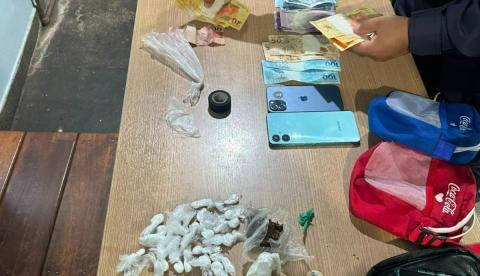 Câmeras ‘flagram 'ambulantes' vendendo drogas e dupla acaba presa em Parintins
