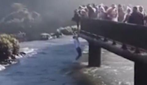 Vídeo: Turista pula nas Cataratas do Iguaçu para recuperar celular e fica preso em paredão