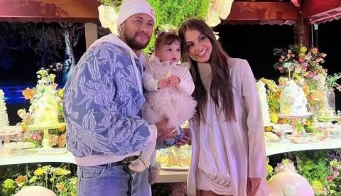 Após chuva de críticas, Amanda Kimberlly revela motivo da ausência da filha de Neymar na Copa