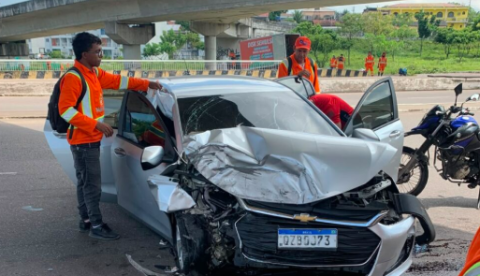Motorista perde controle e bate carro contra viaduto no Japiim