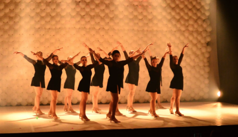 Espetáculo "Eu Danço" reúne bailarinos de 3 a 60 anos em apresentação neste domingo
