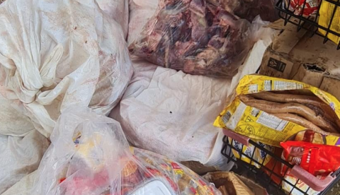 Supermercado é fechado às pressas com infestação de moscas e carne podre em Manaus