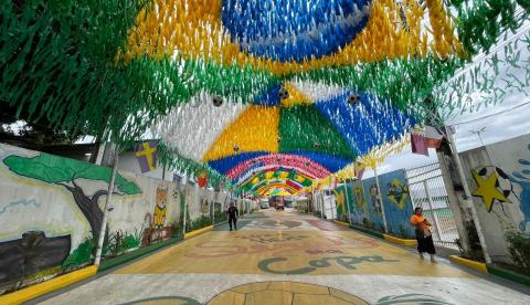 Ponto turístico da Copa em Manaus, rua decorada na Compensa exibe jogo do Brasil e tem música ao vivo hoje