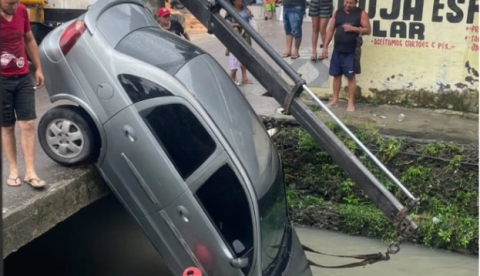 Carro despenca em igarapé enquanto atravessava ponte no Novo Reino