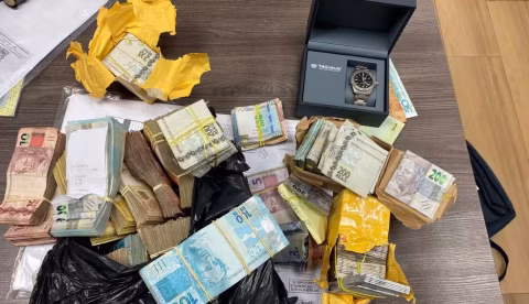 PF encontra dinheiro escondido em sofá durante operação contra desvios na saúde no RJ