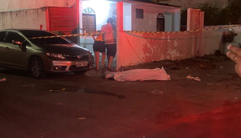 Homem é assassinado a tiros enquanto assistia jogo da seleção em casa na Compensa