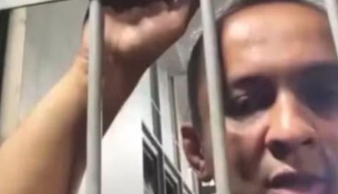 Melqui Galvão é flagrado usando celular dentro de cela em Manaus
