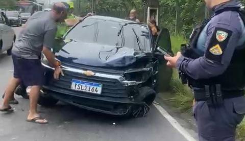 Carro invade contramão e causa colisão entre outros três veículos no Tarumã