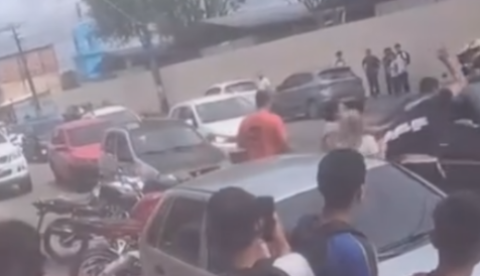Confusão no trânsito termina com arma de fogo, faca e estudantes no local no Nova Cidade; vídeo