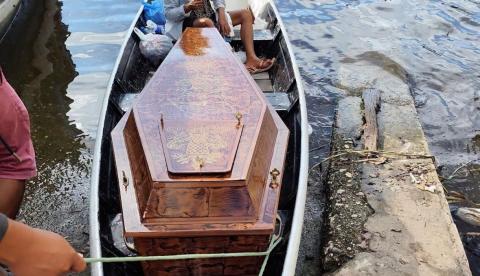 Mãe busca caixão do filho no Amazonas: "É o último trabalho que ele vai me dar, mas quero levar ele para casa"
