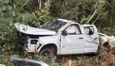 Picape sai da pista, invade mata fechada e deixa três feridos na AM-010