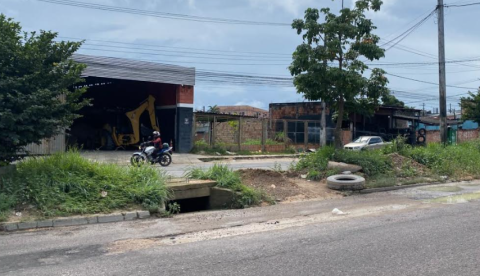Águas de Manaus é notificada por obra de esgoto que deixou Av. Margarita com buracos