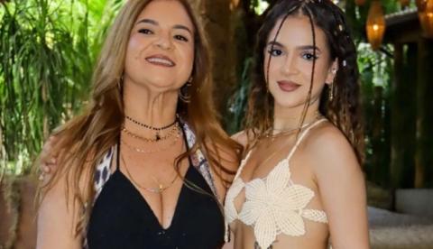 Mel Maia e a irmã recebem diamantes feitos com as cinzas da mãe
